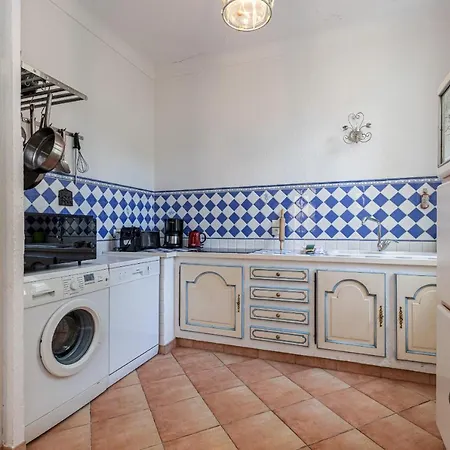 Large 2 Bdr Downtown - Ac & Terrace Διαμέρισμα *